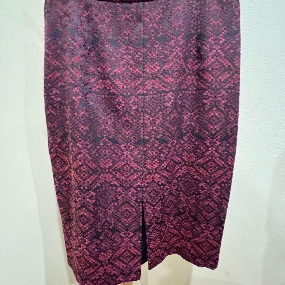 Halogen Elegant Patterned Skirt - burgundy and Black tweed style, lined.